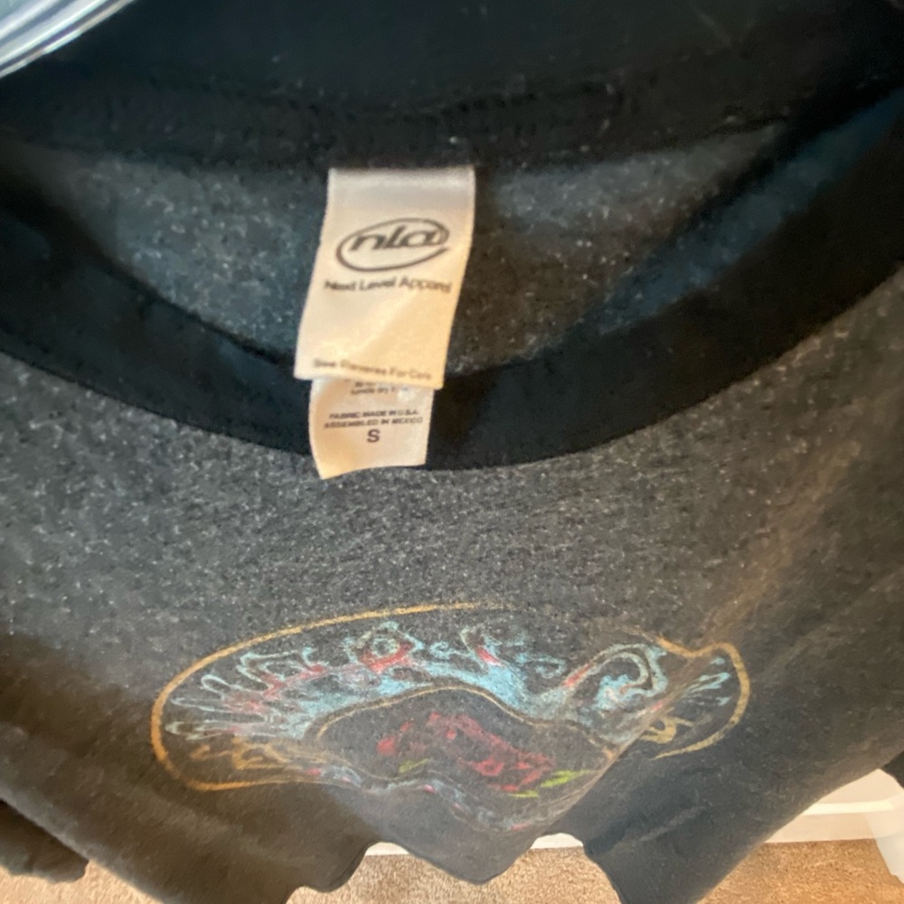 Vintage-Inspired Gray Short Sleeve Tee with Rose Graphic - Picture 2 of 3